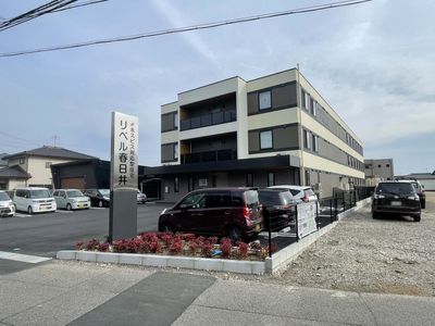 駐車場付きの外観