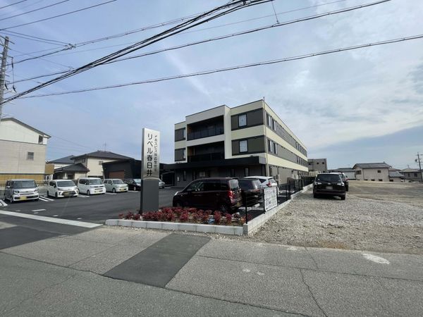 駐車場がある建物外観