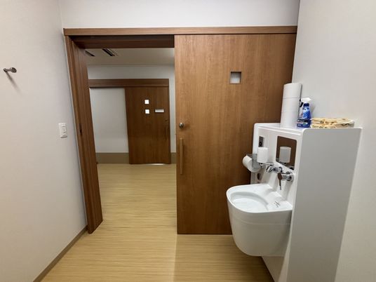 シンプルな洗面台と廊下