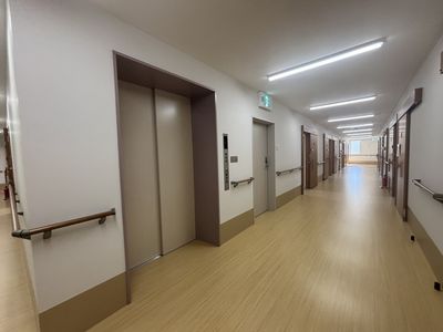 明るく広い廊下