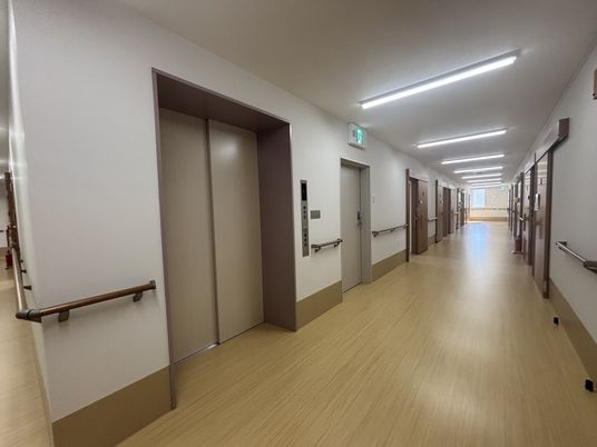 明るく広い廊下