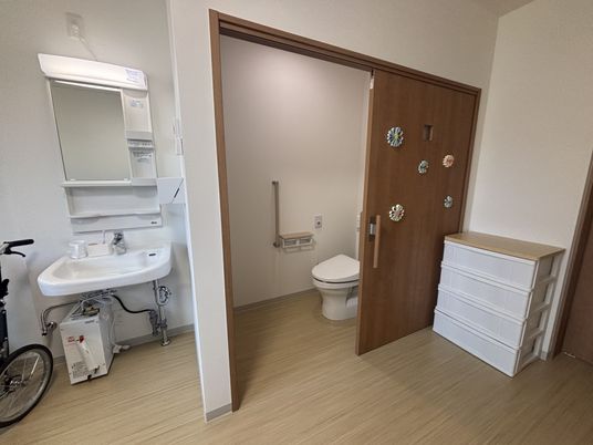 椅子と手洗い場の居室