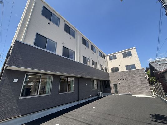 新しい建物の外観