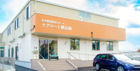 車が停まる建物外観