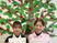 表彰状を持つ職員2人の前景  