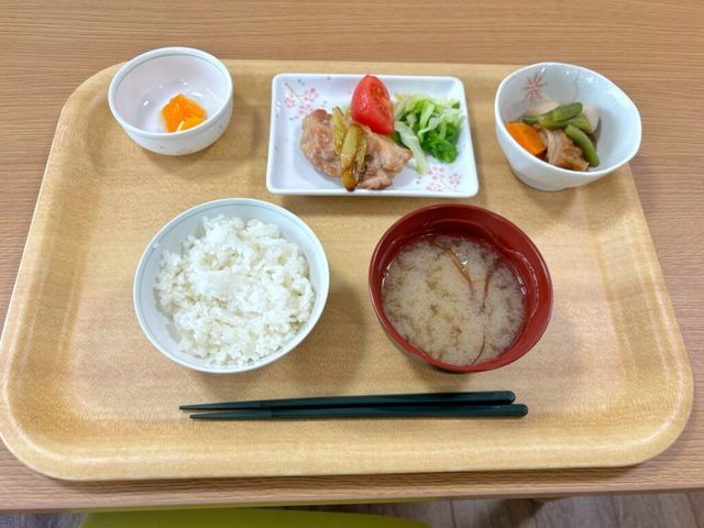食事トレイの料理 食堂 栄養バランスの良い食事が整っています。健康を意識したメニューで、利用者の方々に好評です。