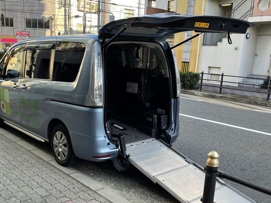 送迎車のスロープ付き車両  