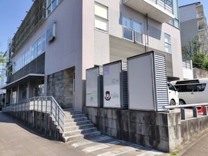 明るい外観の建物  
