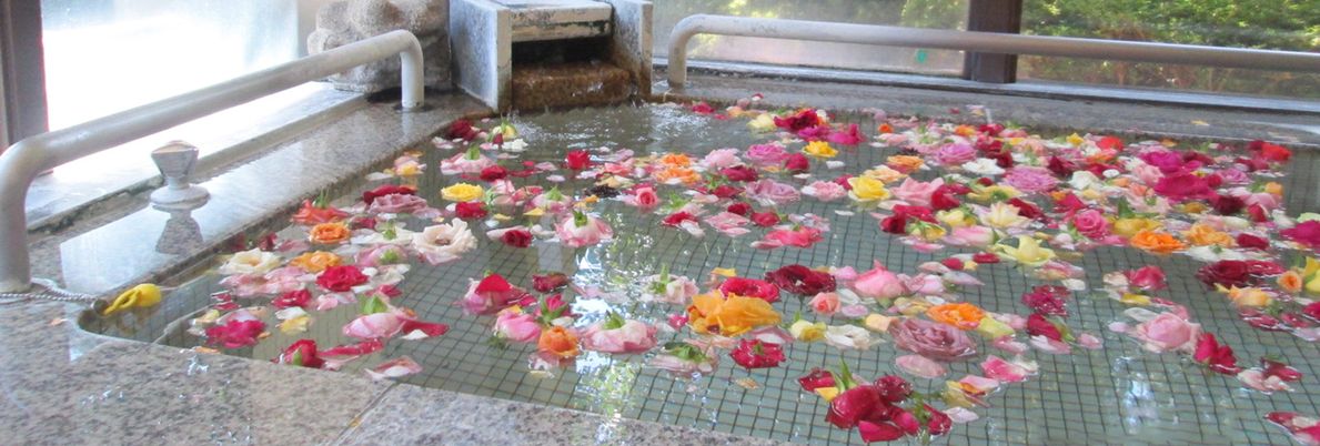 花が浮かぶ明るい浴室
