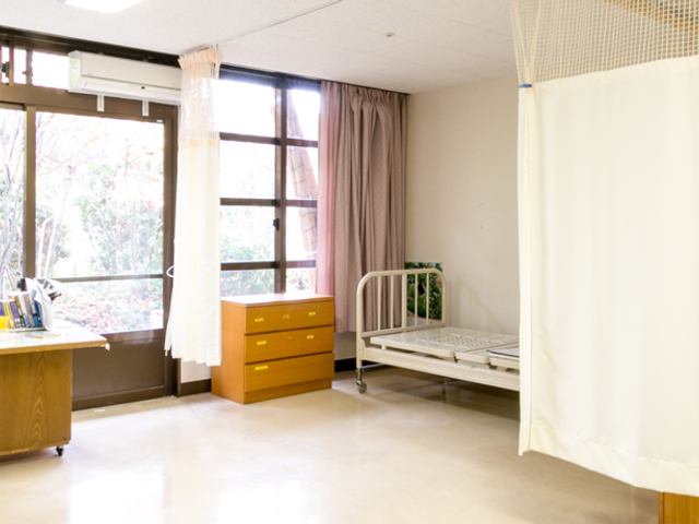 居心地の良い居室 居室 広々とした明るい居室には、木の家具と大きな窓があり、穏やかな日差しが差し込んでいます。