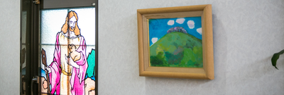 ステンドグラスと絵画の壁