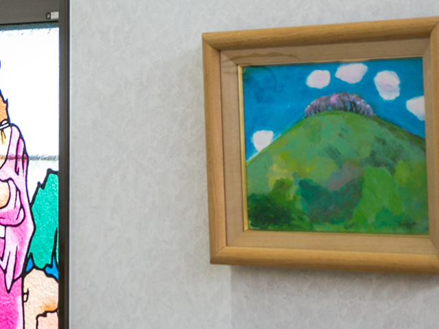 ステンドグラスと絵画の壁 ロビー 壁には彩り豊かなステンドグラスと心和む絵画が飾られており、訪れる方々に安らぎを提供しています。