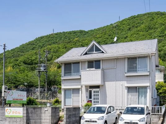 山の麓の外観  