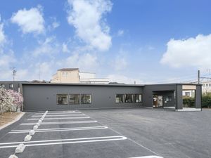 駐車場と建物外観  