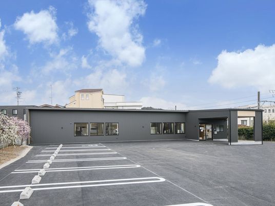 駐車場と建物外観  