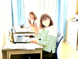 笑顔のスタッフがいる室内