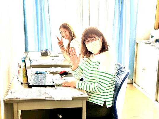 笑顔のスタッフがいる室内