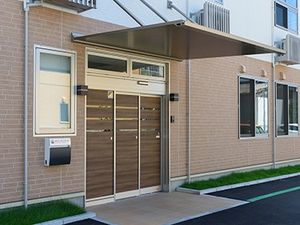 施設の玄関アプローチ  