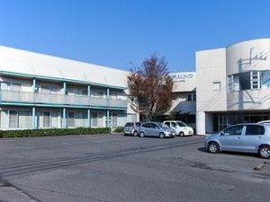 外観の建物と駐車場  