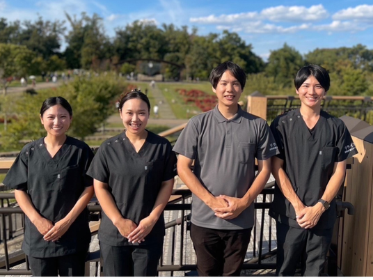 スタッフ4人と庭園  