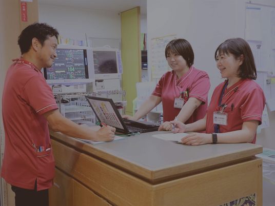 笑顔で話す職員のフロント  