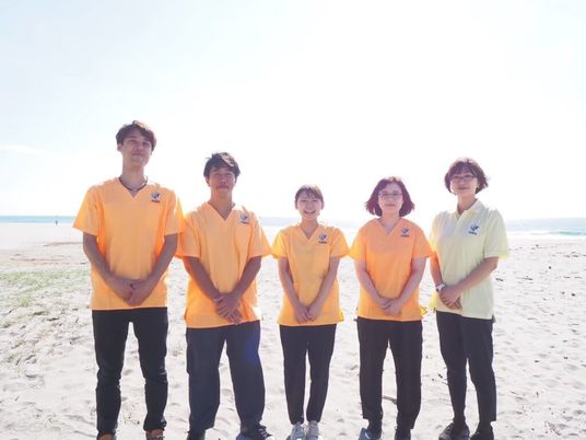 スタッフ集合の海辺  