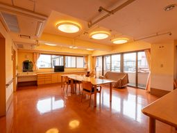 自然光が差し込むダイニングルーム