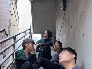 階段で話す職員  
