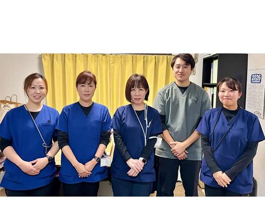 スタッフ5人が並ぶ休憩室  