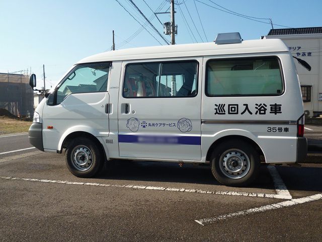 巡回入浴車 スタッフイメージ 地域を巡回する入浴サービス車です。利用者様のもとへ安心を届けます。