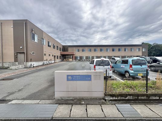 広い駐車場の建物外観