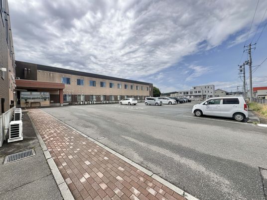広い駐車場の建物