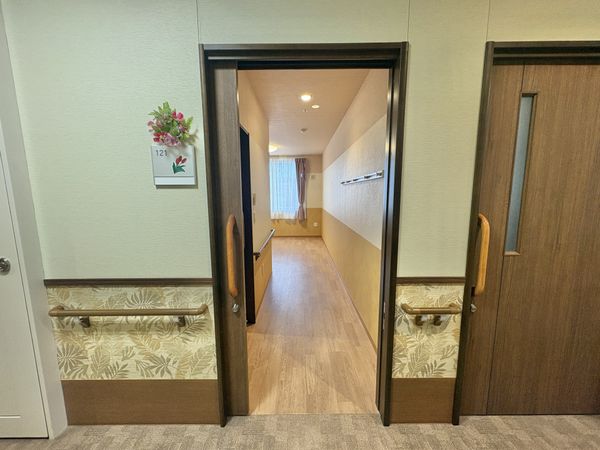 明るい居室の入り口