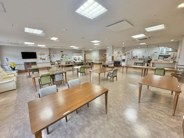 広々としたダイニング ダイニングルーム 広々とした明るい空間で、会話や食事をゆったりと楽しむことができます。長机が整然と並び、共用の場として活用可能です。