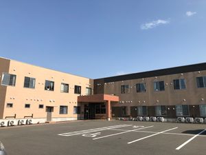 広々とした駐車場の施設外観