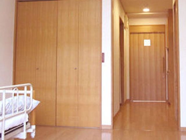 木製のクローゼットの居室 居室 ナチュラルな木の質感が感じられる居室です。明るい雰囲気で、快適な時間を過ごせそうです。