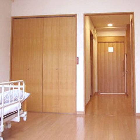 木製のクローゼットの居室 居室 ナチュラルな木の質感が感じられる居室です。明るい雰囲気で、快適な時間を過ごせそうです。