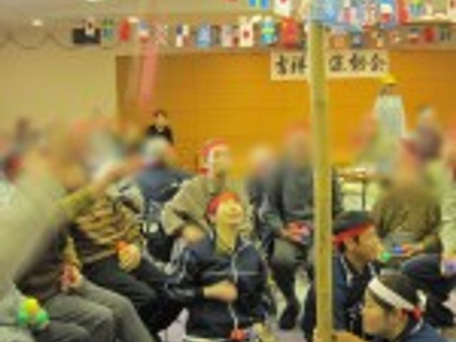 楽しげな集まりの様子 多目的室 多目的室で行われる活気に満ちた集まりを通じて、様々なイベントや交流が可能です。活動的な場で、楽しく働けます。