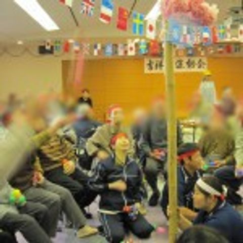 楽しげな集まりの様子 多目的室 多目的室で行われる活気に満ちた集まりを通じて、様々なイベントや交流が可能です。活動的な場で、楽しく働けます。