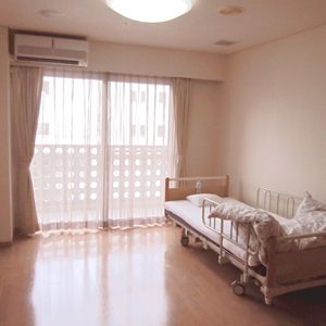 明るい個室の居室