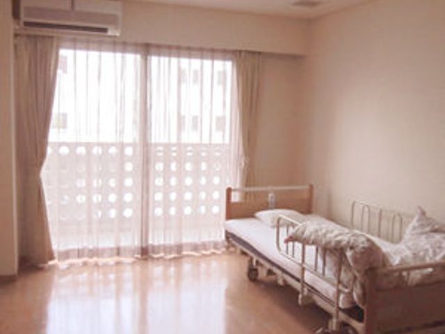 明るい個室の居室 居室 大きな窓から自然光がたっぷり差し込む居室です。シンプルで快適なプライベート空間で過ごせます。