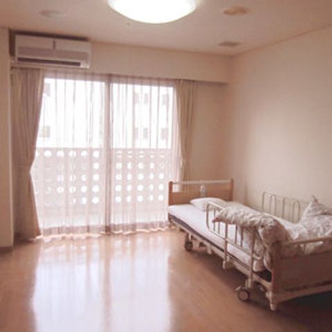 明るい個室の居室 居室 大きな窓から自然光がたっぷり差し込む居室です。シンプルで快適なプライベート空間で過ごせます。