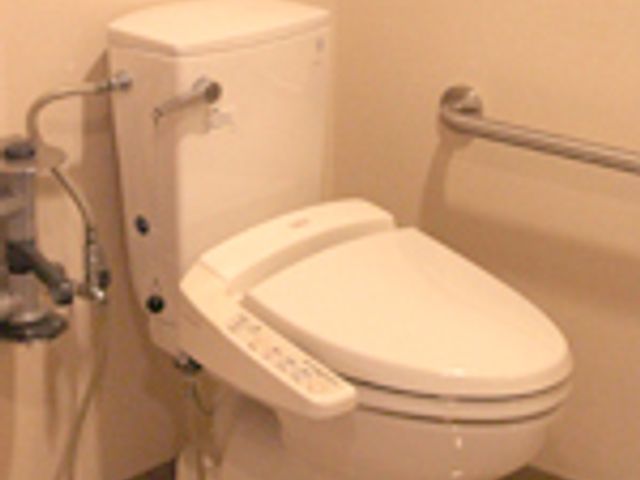 機能的なトイレ トイレ 簡単に利用できる設備が整った安心設計です。手すり付きで快適にご利用いただけます。