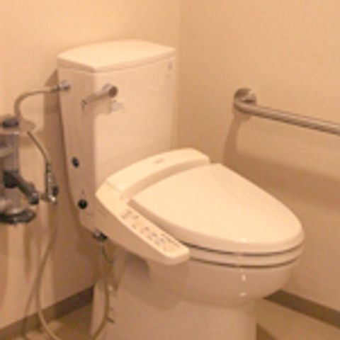 機能的なトイレ トイレ 簡単に利用できる設備が整った安心設計です。手すり付きで快適にご利用いただけます。