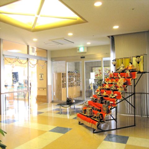 広々としたエントランス エントランス 自然光が差し込む明るい空間です。就業時には快適な迎え入れができるでしょう。