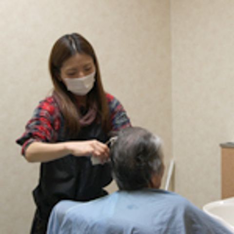 理美容スペース 理美容室 落ち着いた雰囲気の中で、個別のヘアケアが受けられます。快適な時間を過ごせる空間です。