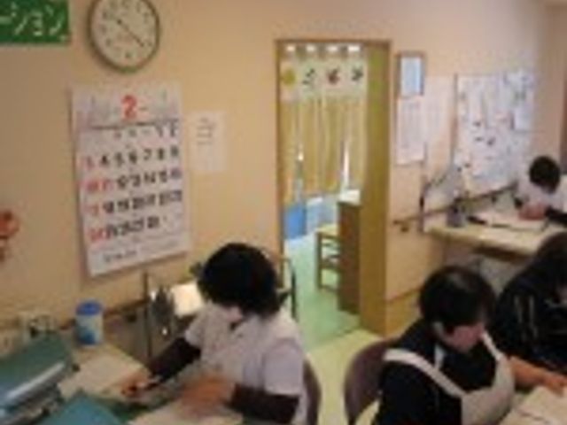 スタッフが働く場所 スタッフイメージ スタッフが和やかに業務を行えるスペースです。快適な環境で仕事に取り組むことができます。