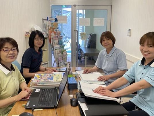 談笑する職員の休憩室