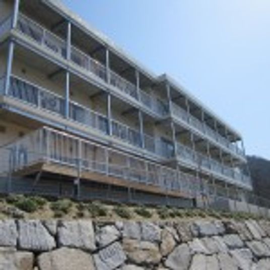 複数階の建物外観