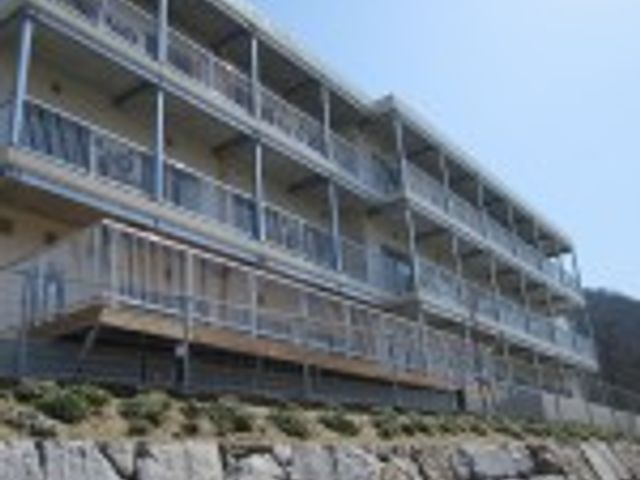 複数階の建物外観 外観 広々とした建物で、快適な職場環境が期待できます。スタッフとして働く方にも心地よい空間です。